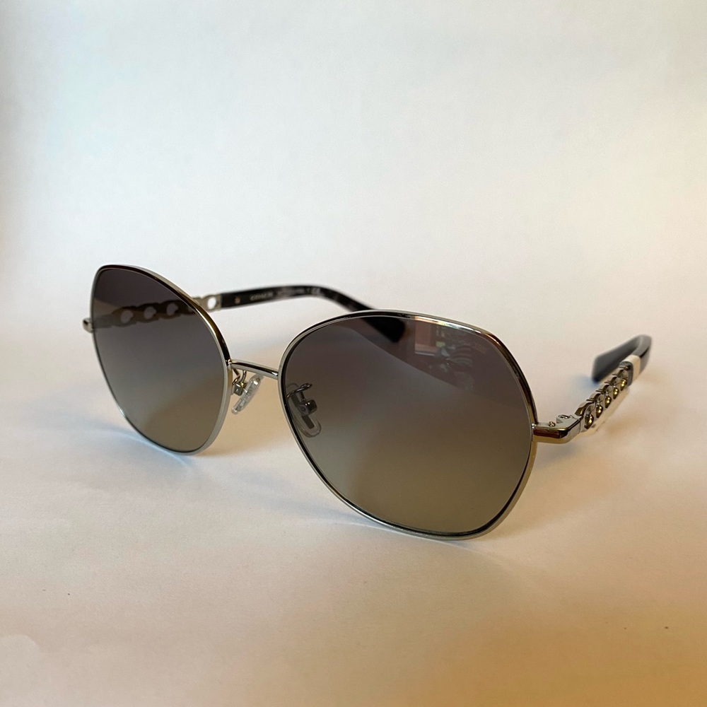 Coach sunglasses Style HC7112.